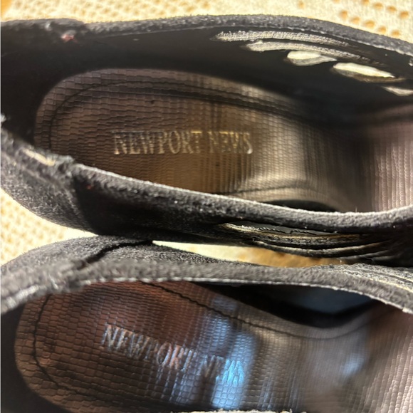 Newport News women’s black suede like 4 1/2 inch heels - size 9. - Picture 3 of 8
